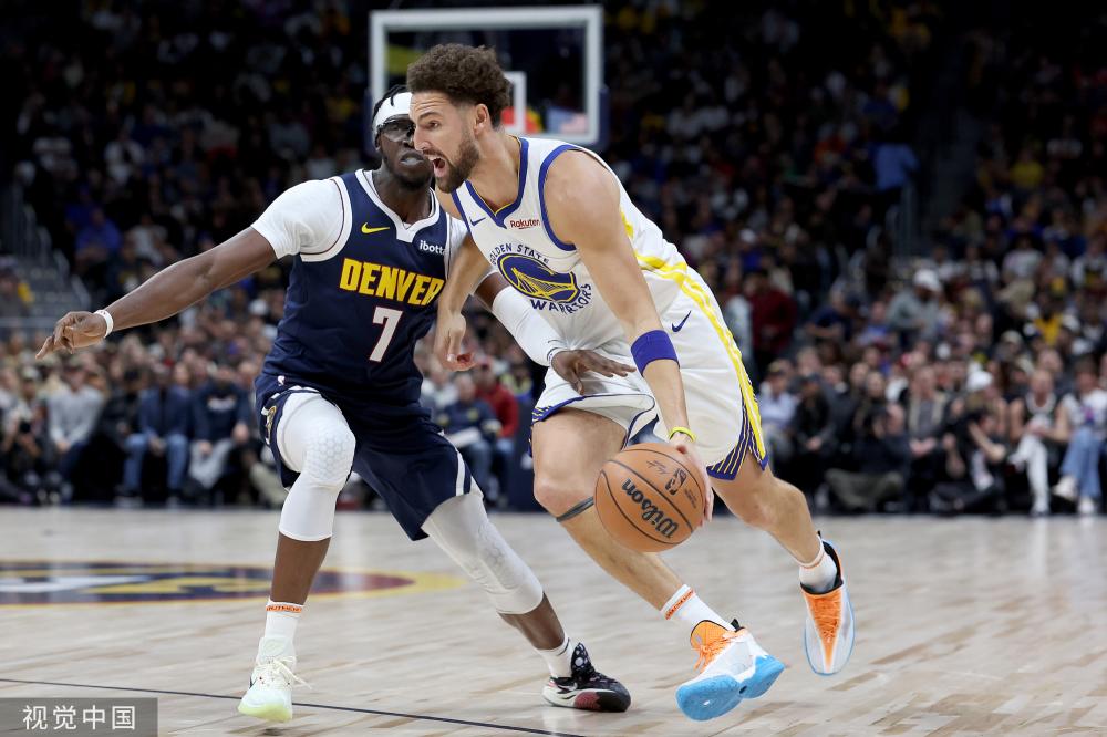 真是好球员！阿努诺比面断哈克斯 反击一条龙双手挂筐暴扣！（太强了！阿努诺比当面抢断哈克斯，反击一条龙双手挂筐炸扣！）